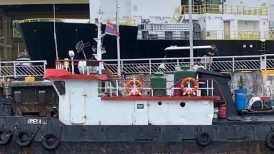 新加坡警察海岸卫队起获一艘拖船和8000新元（约2万5600令吉）现款。