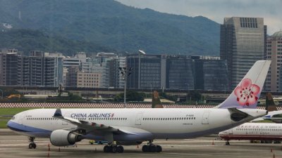 台湾为因应中国军演，被迫要求大量空中交通改道与协商替代航道。图为台北松山机场的中华航空航班。（路透社档案照）