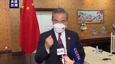 中国外交部长王毅周四接受央视访问时强调，台湾是中国的一部分，并表示有100多个国家支持一中政策。（图截取自央视新闻）