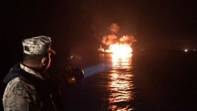 渔船起火燃烧，船身80％被烧毁。