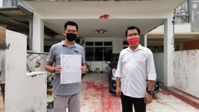 谭先生（左）住家被泼漆，向警方投报。右为陈泓宾。
