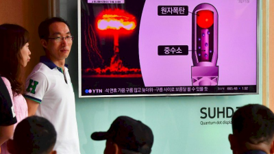 联合国机密报告指出，朝鲜已经为核子试验作准备。图为韩国民众在观看朝鲜核子试爆相关报导。（图取自法新社）