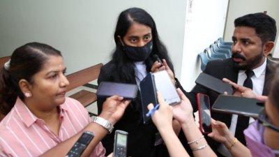 英迪拉（左起）和帕维达在庭外向媒体指出，将上诉此案裁决。