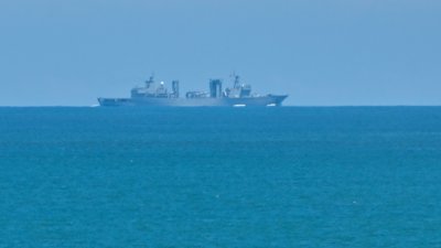 一艘中国军舰在距离台湾岛最近的福建省平潭岛附近海域航行。（图取自法新社）