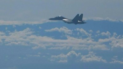 这张由中国央视发布的视频截屏显示，一架中国军机周五在台湾附近进行军事演习。（图取自央视/法新社）