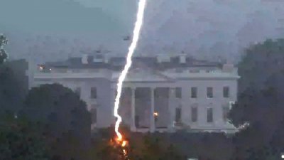 华盛顿周日晚的雷暴中，安装在华盛顿附近屋顶上的路透社电视摄像机，拍下闪电击中白宫对面拉斐特公园一棵树的画面。（图取自路透社）