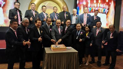张天赐（前排左3起）、陈宽、伍维力和刘志伟切蛋糕庆祝雪隆摄影公会72周年会庆。