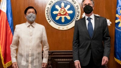 美国国务卿布林肯（右）周六抵达马尼拉马拉坎南宫，与菲律宾总统小马科斯会面。（图取自法新社）