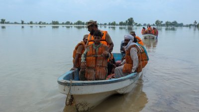 巴基斯坦近日暴雨成灾，死亡人数在过去一个月以来增至549人。图为军人在灾区营救受困民众。（图取自法新社）