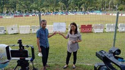 杨巧双（右起）和法米召开记者会，反对吉隆坡市政局在马莫草场增设围篱，因为此举会向吉隆坡人民传达错误的讯息。