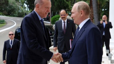 土耳其总统埃尔多安（左）周五赴往俄国黑海胜地索契，与俄罗斯总统普亭举行会谈，双方决定加强两国的经贸合作。（图取自路透社）