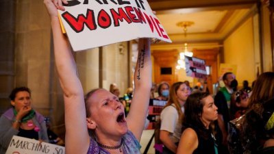 美国印第安纳州议会当地时间周五通过了限制堕胎的新立法，堕胎权支持者在议会外举行示威抗议。（图取自路透社）