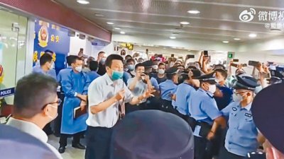 三亚机场工作人员表示将送旅客返回市区，引起鼓噪。（图取自微博）