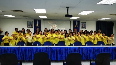 王赛芝（中）周日出席2022年马华槟州妇女组代表大会。
