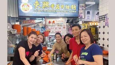 李辉平（右2）与外甥女郑丽珊(左3）和家人共同经营面摊生意。（取自面子书）