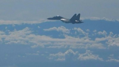 一架中国军用喷气式飞机上周五在台湾周边进行军事演习。（图截自中国央视视频/法新社）