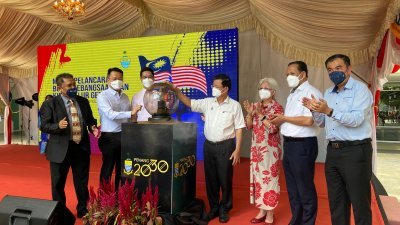 曹观友（左4）于周一下午为“2022年辉煌条纹国庆月”主持推介礼。
