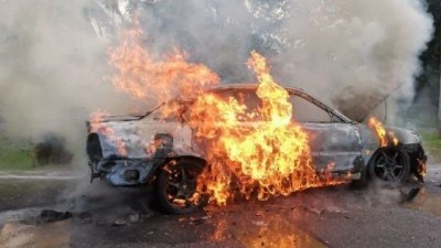 轿车被大火烧毁逾95%。