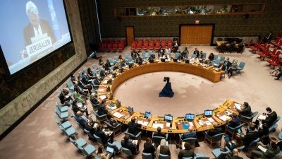 联合国安理会周一就以巴交火召开会议，轮到巴勒斯坦大使曼苏尔在会议上发言。（图取自路透社）