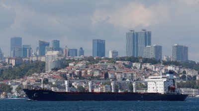 悬挂塞拉利昂国旗的货船“Razoni”号本月3日，航行过土耳其的博斯普鲁斯海峡，向黎巴嫩方向驶去。（图取自路透社）