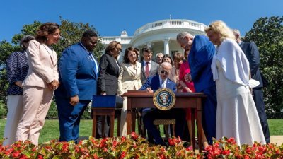 美国总统拜登9日在白宫签署晶片法案。 （图取自面子书/POTUS）