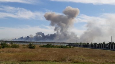从克里米亚新费多罗夫卡附近的俄罗斯军事空军基地的方向听到爆炸声后，浓烟升起。（图取自第三方/路透社）