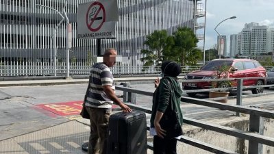 公众在飞机场国际入境处“禁烟区”吸烟，遭到卫生局执法人员发出罚单对付。
