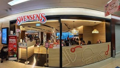 网民辛杜在面子书贴文分享，她与3岁的儿子在新加坡金文泰广场内的双胜（Swensen's）西餐厅用餐经验。
