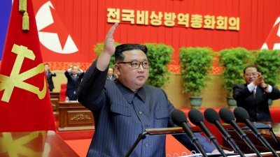 朝鲜官媒周四发布这张未注明日期的照片，最高领导人金正恩出席在平壤举行关于新冠肺炎疫情会议时宣布抗疫胜利。（图取自朝中社/路透社）