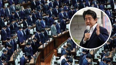 日本众议院与参议院上周五分别在全体会议上宣读悼词，追悼7月遭枪击身亡的前首相安倍晋三（小图）。（图取自读卖新闻/路透社）