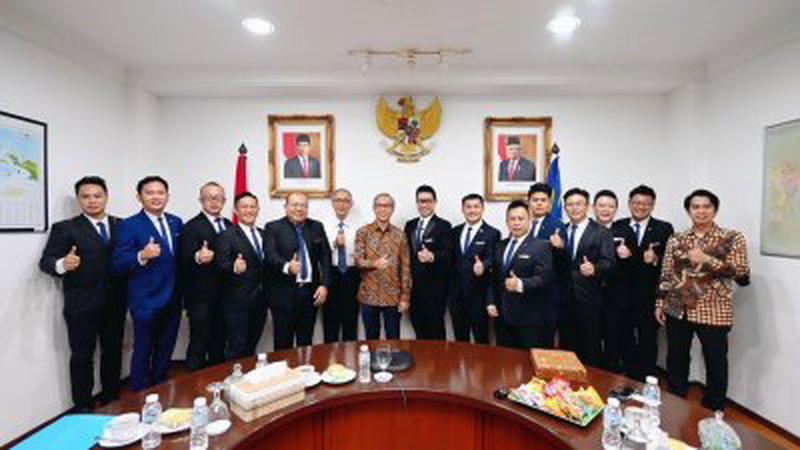 印尼驻槟城总领事邦邦苏哈塔和槟中总青商团合影，左8为李烔良。