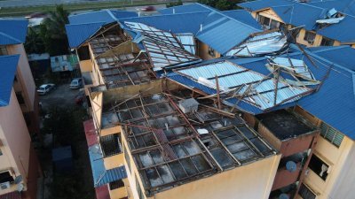 位于柔佛再也区的罗斯美拉组屋周五在风灾侵袭后，组屋受损情况严重。
