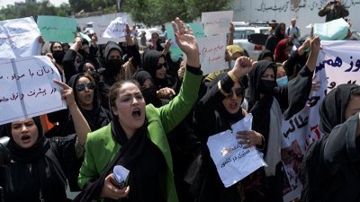 示威女性们高喊著“正义，正义，我们受够了被漠视”，当中许多女性并未戴上面纱。（图源：法新社）
