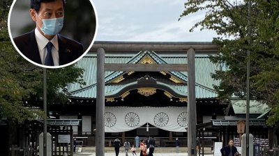 日本经济产业部长西村康稔（小图）周六早上到东京靖国神社参拜。是首相岸田文雄去年上任之后，首位到靖国神社参拜的内阁成员。（图取自网络、路透社）