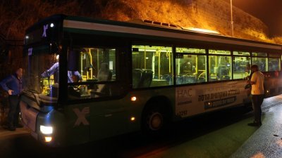 耶路撒冷旧城区周日凌晨发生枪击案，枪手对一辆公共巴士开枪，过后逃离现场。大批警员和保安部队，事后赶至封锁现场调查。（图取自法新社）