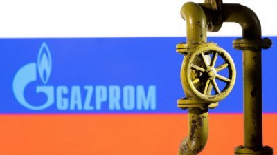 一条3D打印的天然气管道放置在显示Gazprom（俄气）标识和俄罗斯国旗前。（图取自路透社档案照）