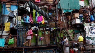 突如其来的疫情重创了全球经济，菲律宾也无法幸免。图为2020年马尼拉通多的一栋小型公寓内，居民们正在度过他们的日常。（路透社档案照）