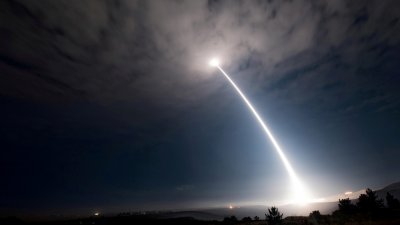 这是美国于2017年8月2日凌晨，在加利福尼亚州范登堡空军基地，试射一枚民兵3型洲际弹道导弹。（路透社档案照）