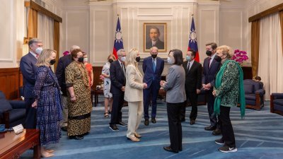 台湾总统蔡英文（右4）周一在台北总统府，接见美国国会参议院外交委员会亚太小组主席马基的访问团。（图取自台湾总统府/路透社）