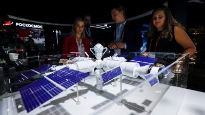 俄罗斯周一在军事工业展览Army-2022，公开了计划中的新太空站模型。（图取自路透社）