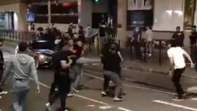 两组人马在新加坡乌节路豪杰大厦外打架闹事，3名涉案男子被捕。（取自网络）