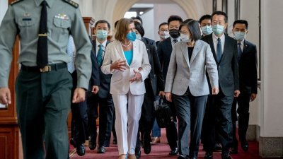 美国国会众议院议长佩洛西本月初无视中国警告下访问台湾，她8月3日到台湾总统府与台湾总统蔡英文会面。（图取自台湾总统府/路透社）