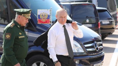 俄罗斯总统普京（右）在国防部长陪绍伊古同下于当地时间周一，出席在莫斯科州“爱国者”会展中心举行的俄罗斯“军队-2022”国际军事技术论坛和“国际军事比赛-2022”开幕式。（图取自俄罗斯卫星通讯社/法新社）