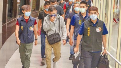 柬埔寨回台9人藏“一诈骗共犯”，走在最前方的即是该帮派诈骗部门成员， 已遭法院羁押。(图取自台湾刑事局/中时新闻网)