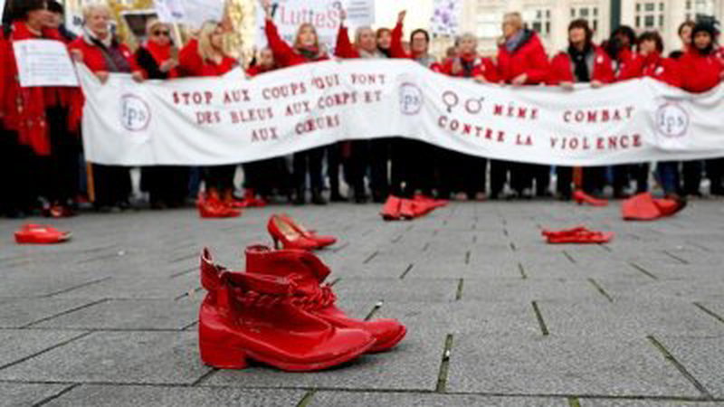 2019年，数百人聚集在比利时首都布鲁塞尔，抗议性别暴力对女性造成的伤害。（路透社档案照）