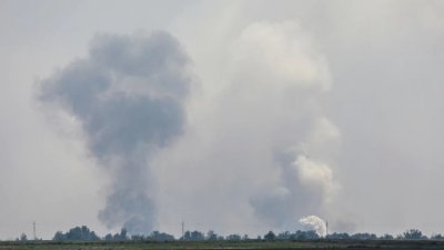 克里米亚北部位于梅斯科耶村的一个弹药库于周二发生爆炸，从远方都可瞧见事发地点冒出滚滚浓烟。（图取自路透社）