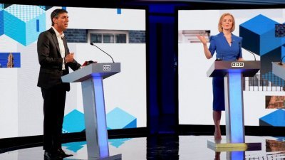 特拉斯（右）与苏纳克于上月25日，在英国广播公司（BBC）主办的竞选保守党党魁辩论舞台上交锋。（路透社档案照）