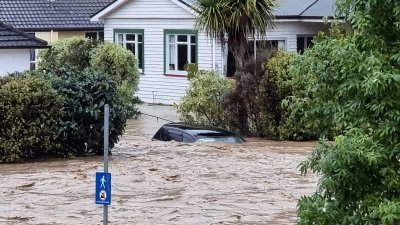 这张由当地媒体Andrew App于周三拍摄，并于周四发布的照片可见，纽西兰南岛纳尔逊中部被水淹的汽车和房屋。（图取自Andrew App/法新社）