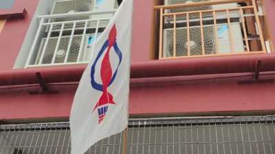 柔州行动党哀悼曾敏兴，即日起将半旗直至8月21日。