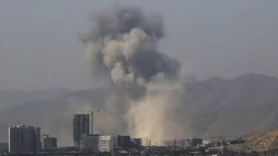 喀布尔一座清真寺周三傍晚发生爆炸，从市区远处可见到爆炸后浓烟升起。（图翻摄自推特）
